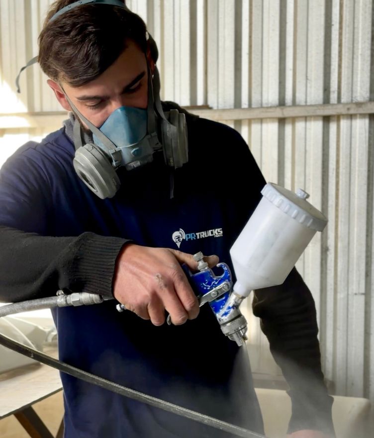 Funilaria e pintura — pistola de pintura em uso