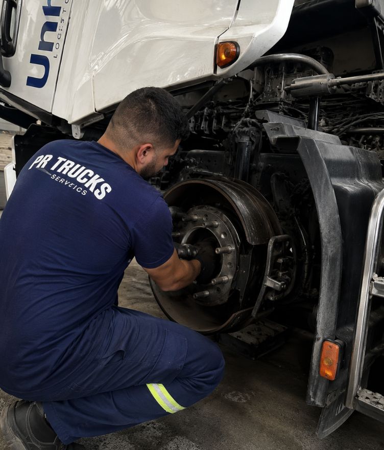Técnico PR Trucks Parts em serviço de freios